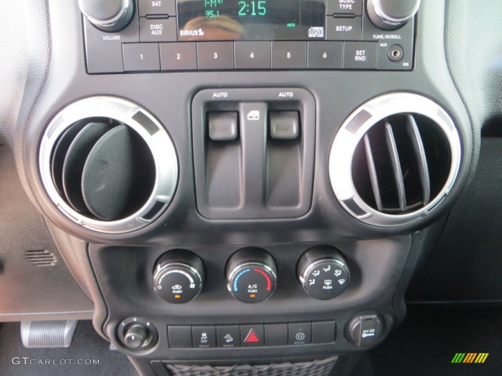 2011 Wrangler Sahara 4x4 - Black / Black photo #31