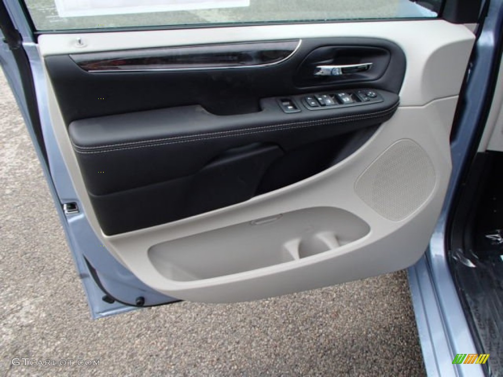 2013 Town & Country Touring - Crystal Blue Pearl / Black/Light Graystone photo #12