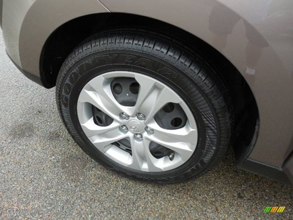 2011 Hyundai Tucson GL Wheel Photos