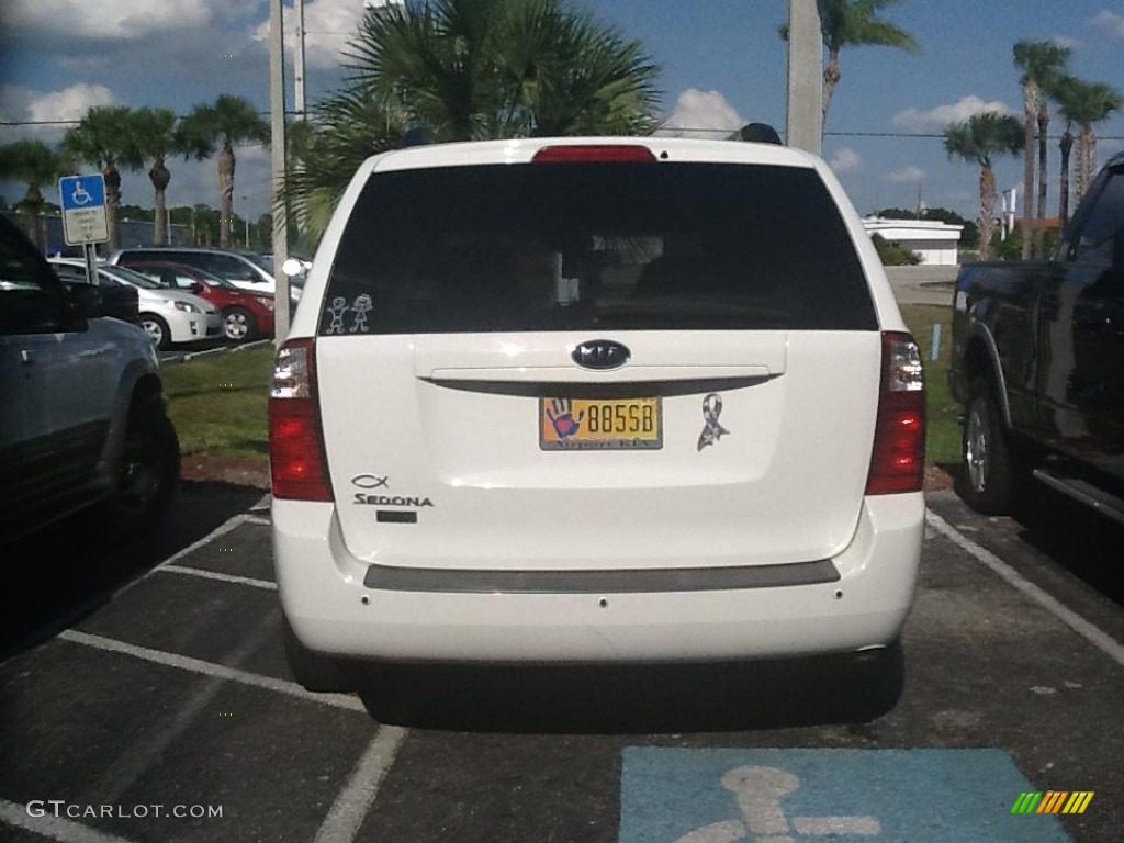 2010 Sedona LX - Clear White / Beige photo #3