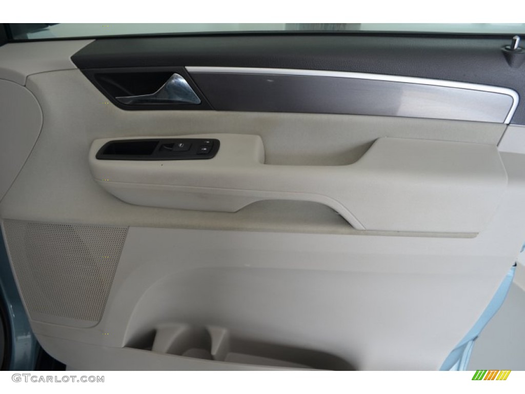 2009 Volkswagen Routan S Aero Grey Door Panel Photo #81567452