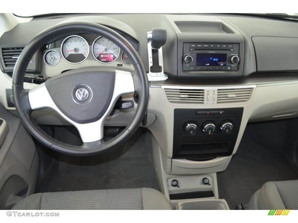 2009 Volkswagen Routan S Dashboard Photos