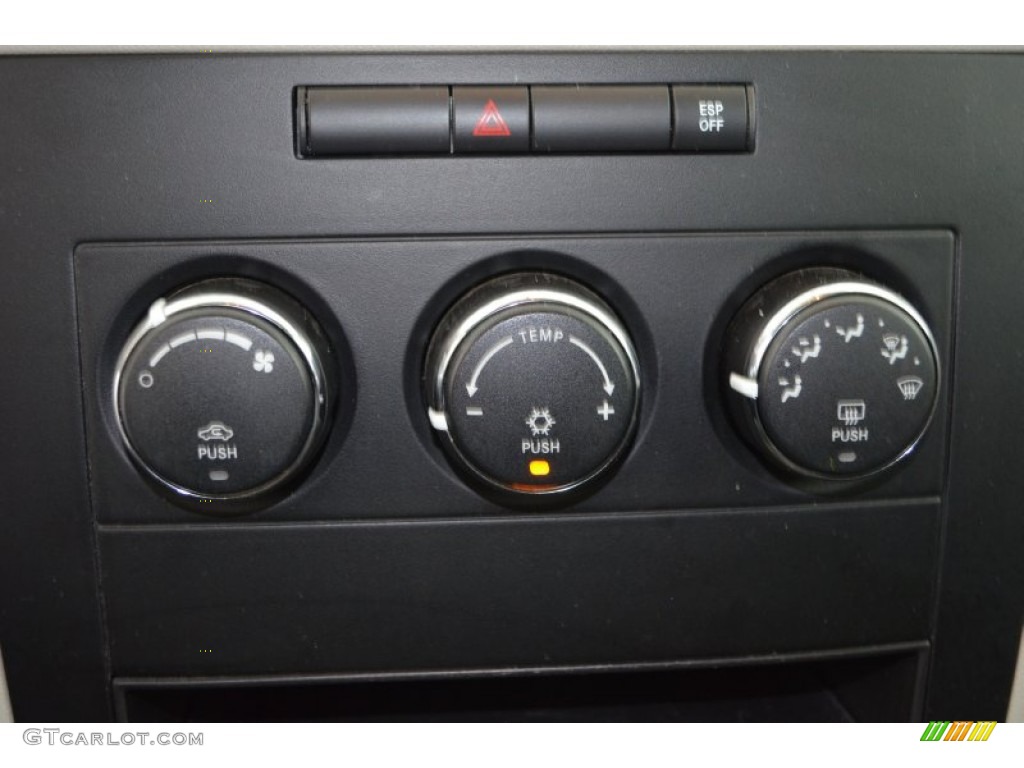 2009 Volkswagen Routan S Controls Photo #81567540