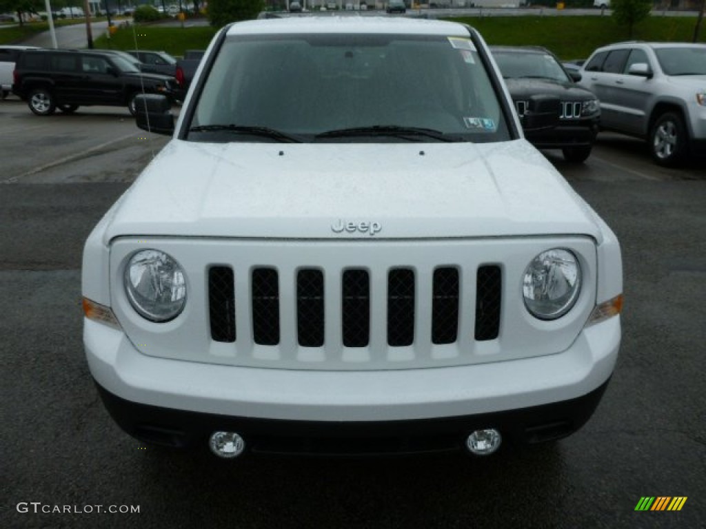 2014 Patriot Latitude 4x4 - Bright White / Dark Slate Gray photo #10