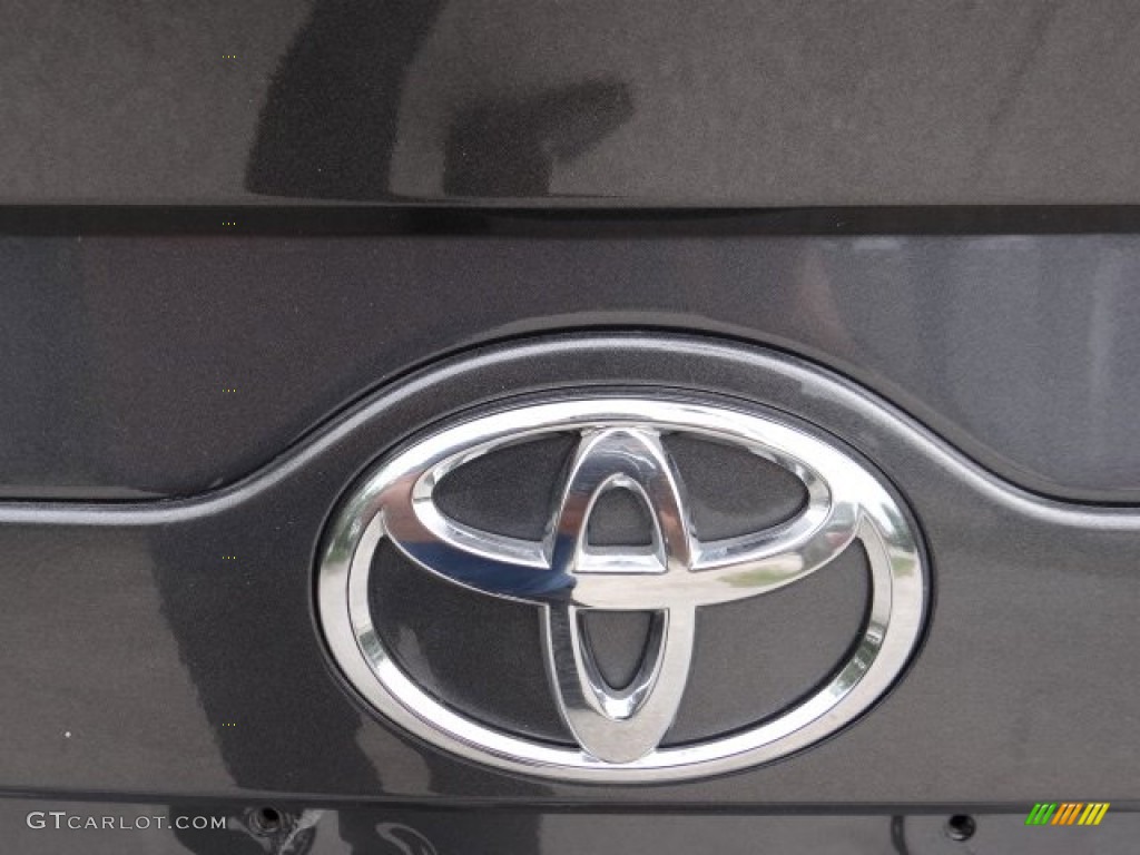2013 Toyota Camry SE Marks and Logos Photos