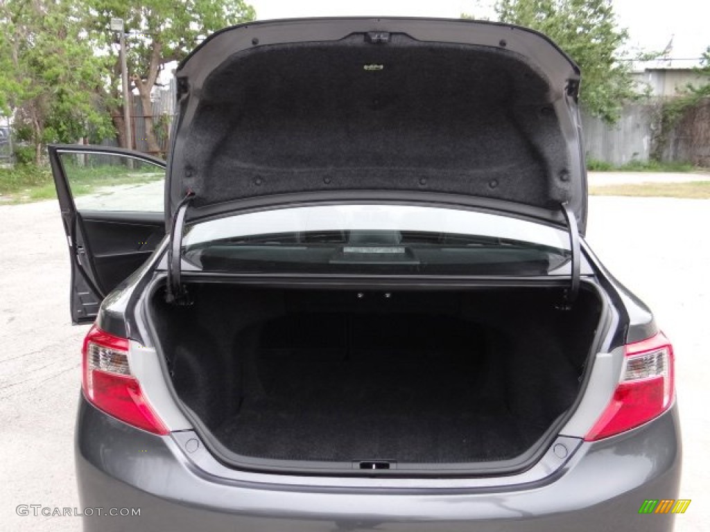 2013 Toyota Camry SE Trunk Photos