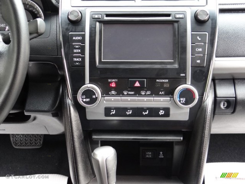 2013 Toyota Camry SE Controls Photo #81576519