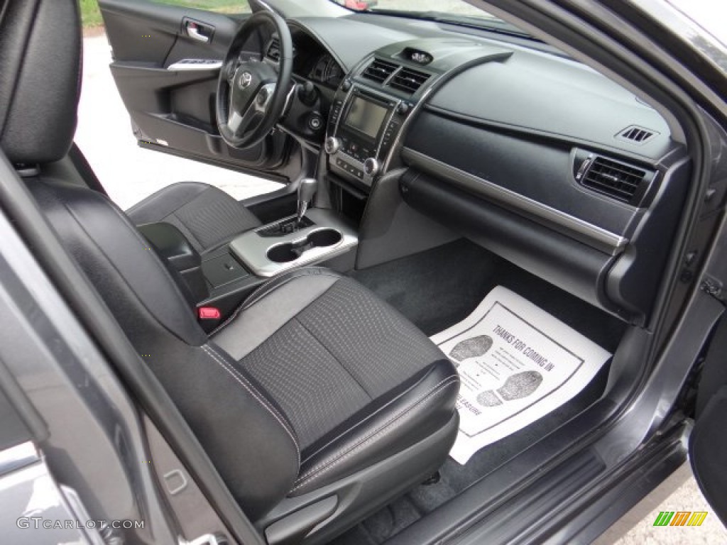 2013 Toyota Camry SE Dashboard Photos