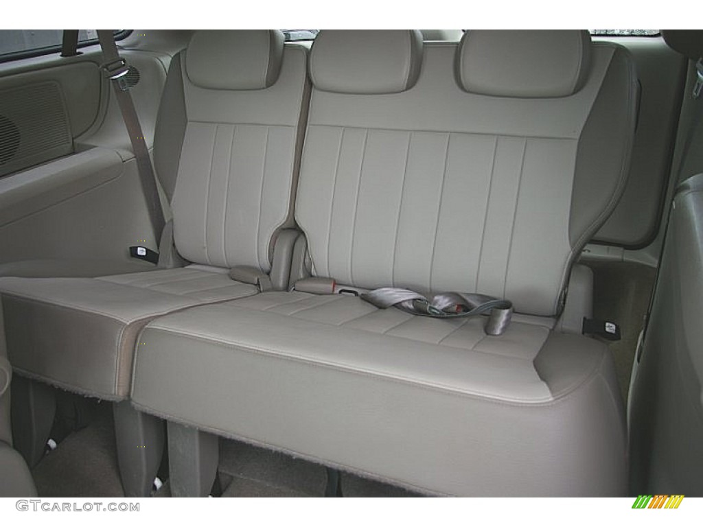 2007 Town & Country Touring - Cool Vanilla White / Dark Khaki/Light Graystone photo #4