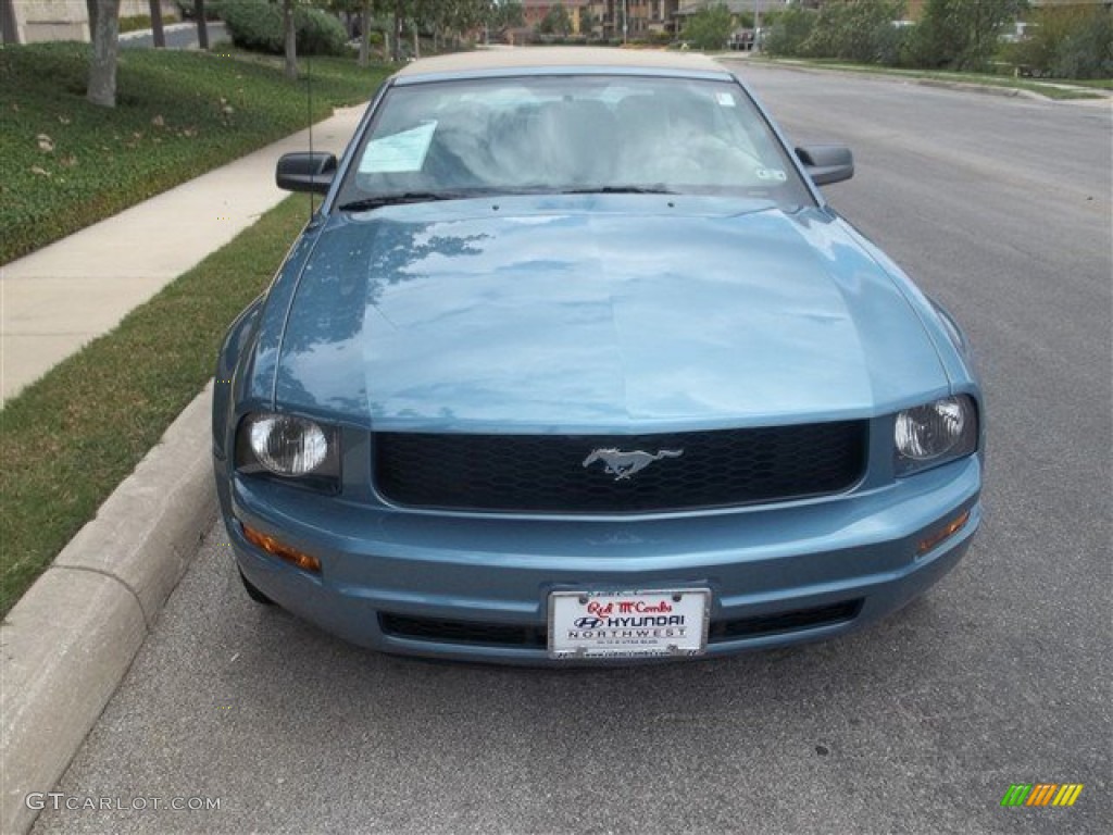 2005 Mustang V6 Deluxe Convertible - Windveil Blue Metallic / Medium Parchment photo #4
