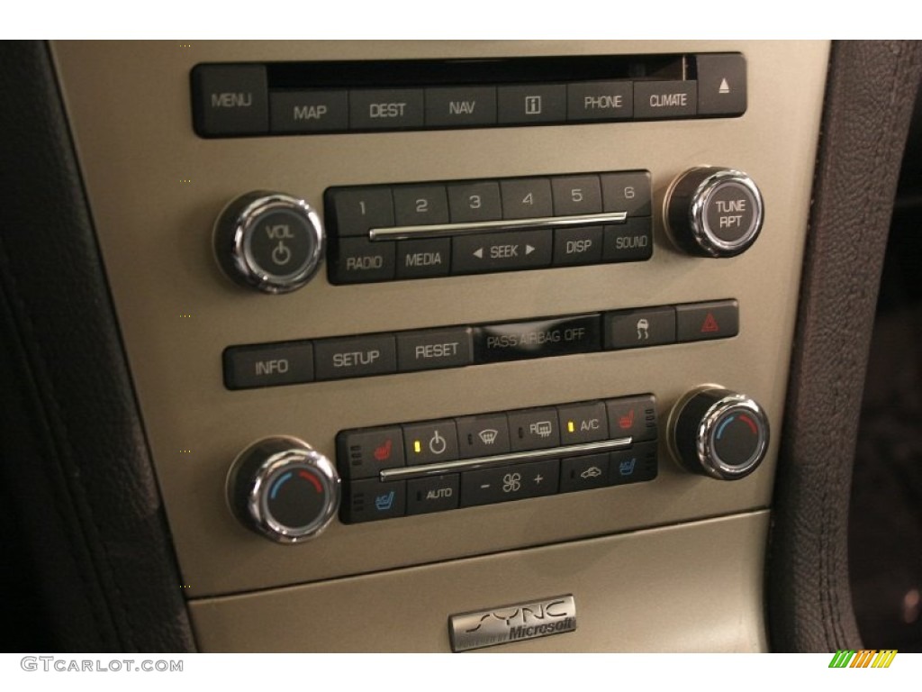 2010 Lincoln MKT AWD Controls Photo #81601478