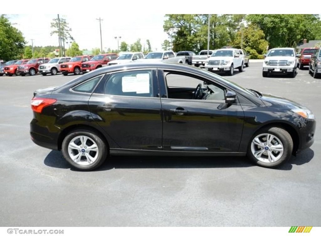 2013 Focus SE Sedan - Tuxedo Black / Charcoal Black photo #4