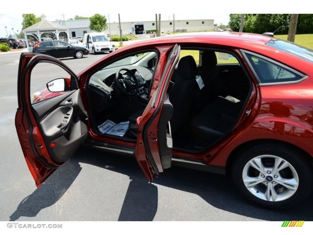 2013 Focus SE Sedan - Ruby Red / Charcoal Black photo #10