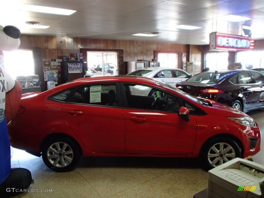 2013 Fiesta SE Sedan - Race Red / Charcoal Black photo #4