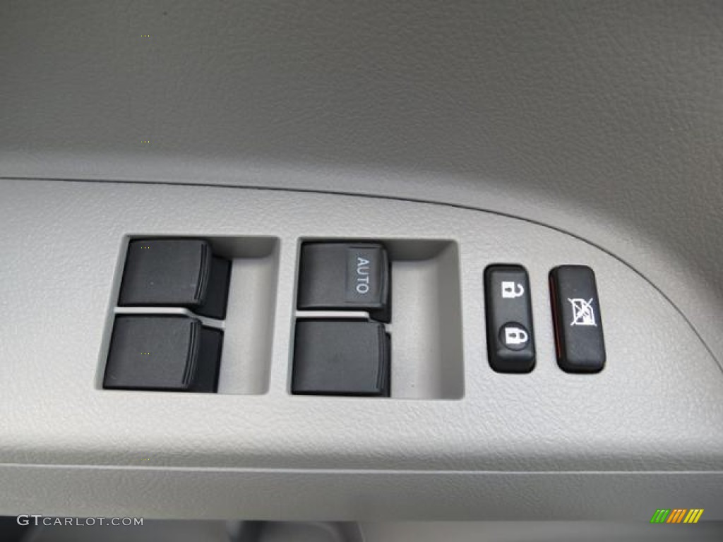2012 Toyota Highlander Standard Highlander Model Controls Photo #81627215