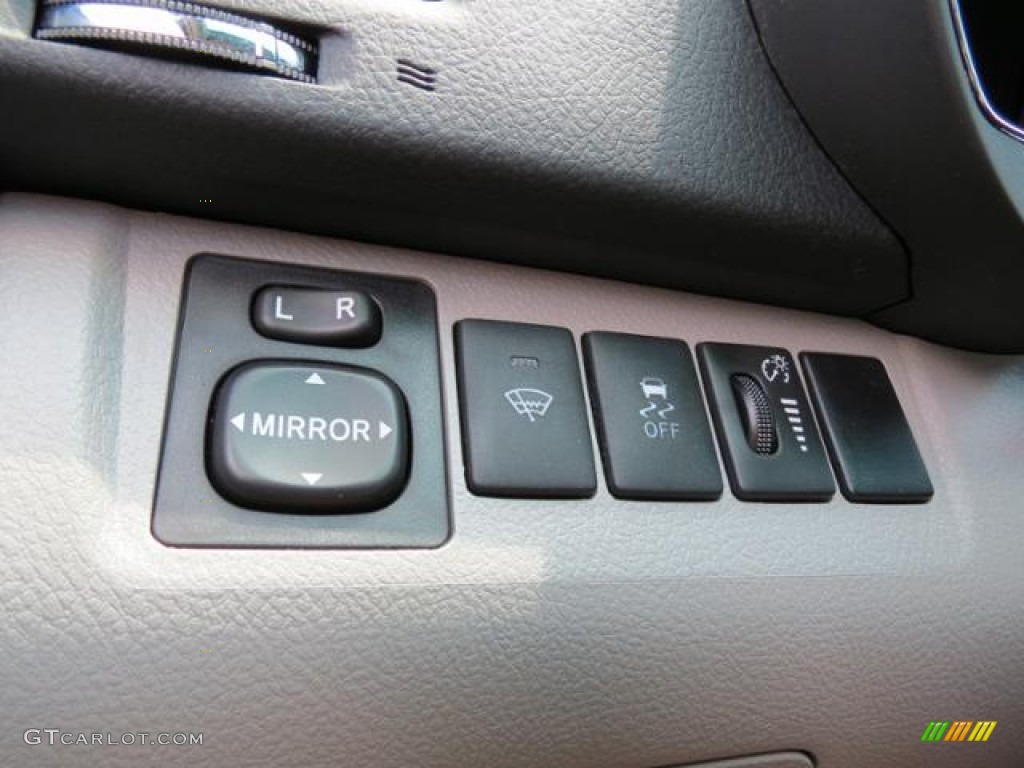 2012 Toyota Highlander Standard Highlander Model Controls Photo #81627353