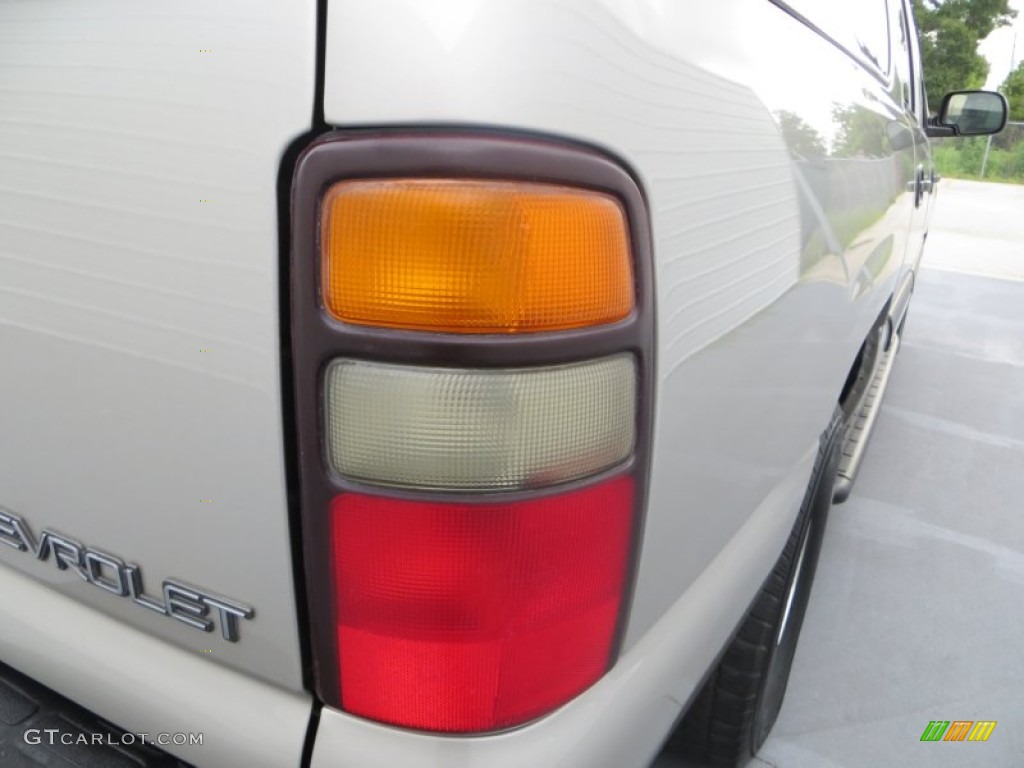 2005 Suburban 1500 LS - Sandstone Metallic / Tan/Neutral photo #16