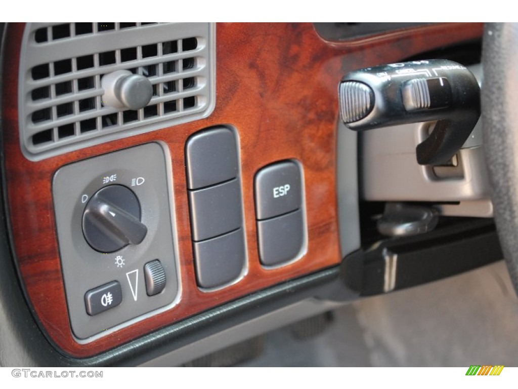 2004 Saab 9-5 Linear Sport Wagon Controls Photo #81640765