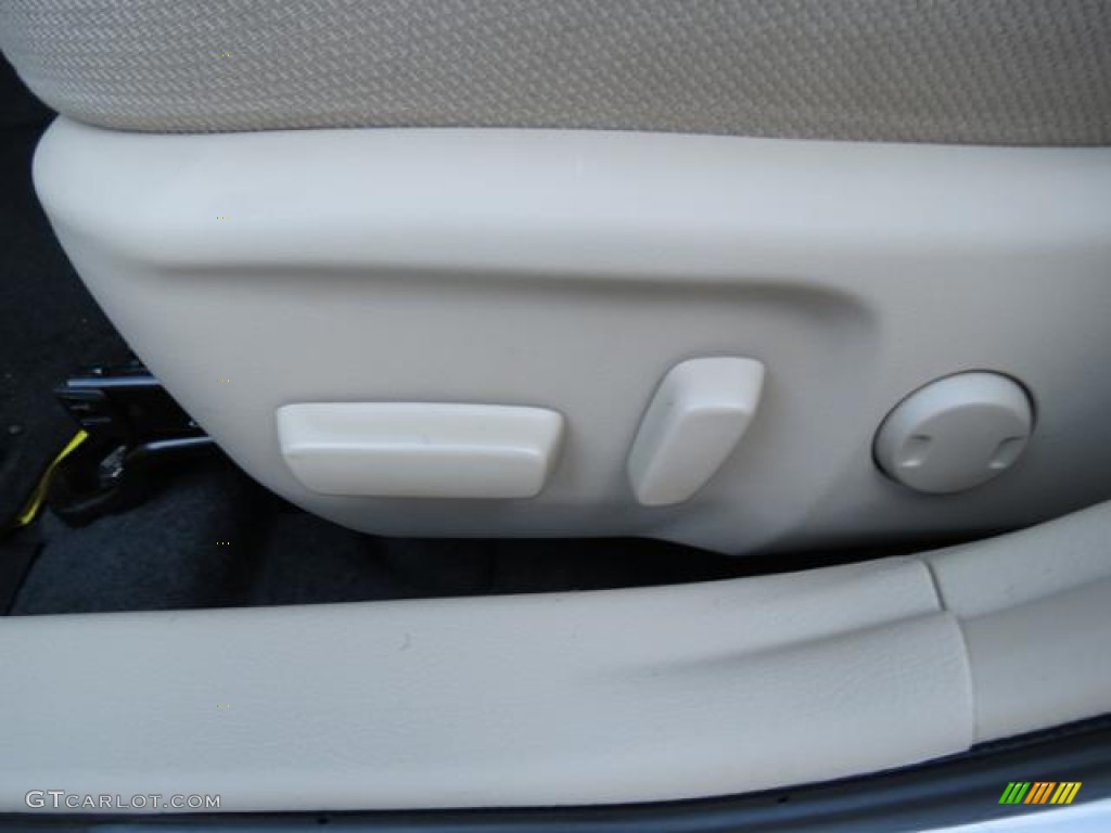 2013 Camry LE - Super White / Ivory photo #8