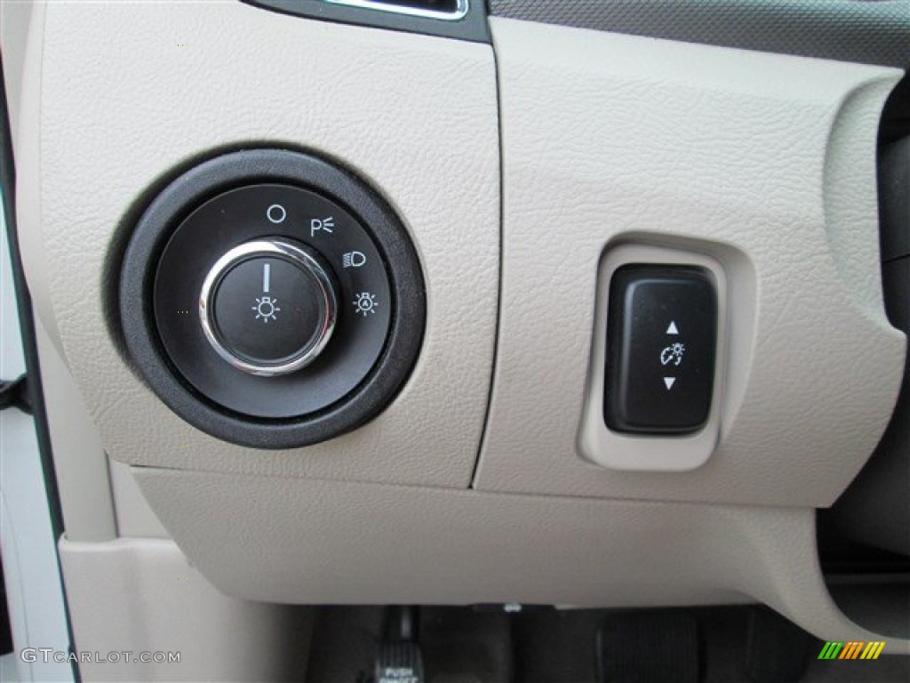 2010 Ford Taurus SE Controls Photo #81653044