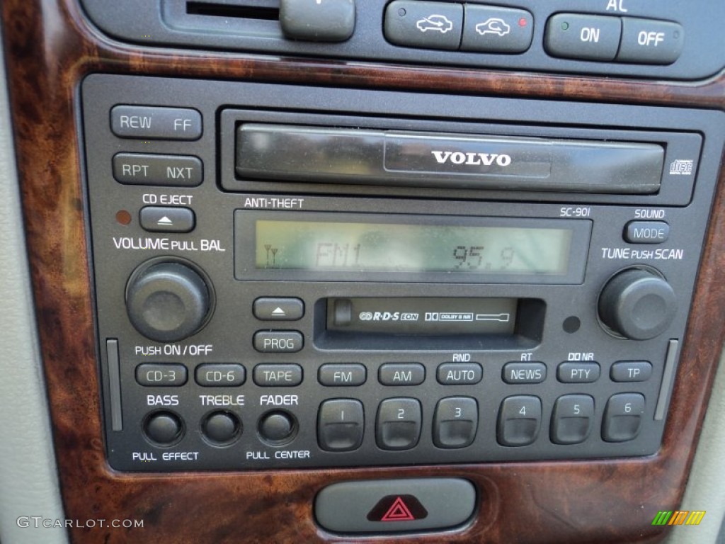 2001 Volvo C70 HT Convertible Audio System Photo #81680862