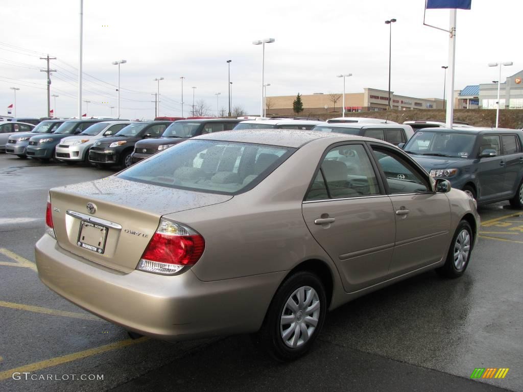 2006 Camry LE - Desert Sand Mica / Taupe photo #5