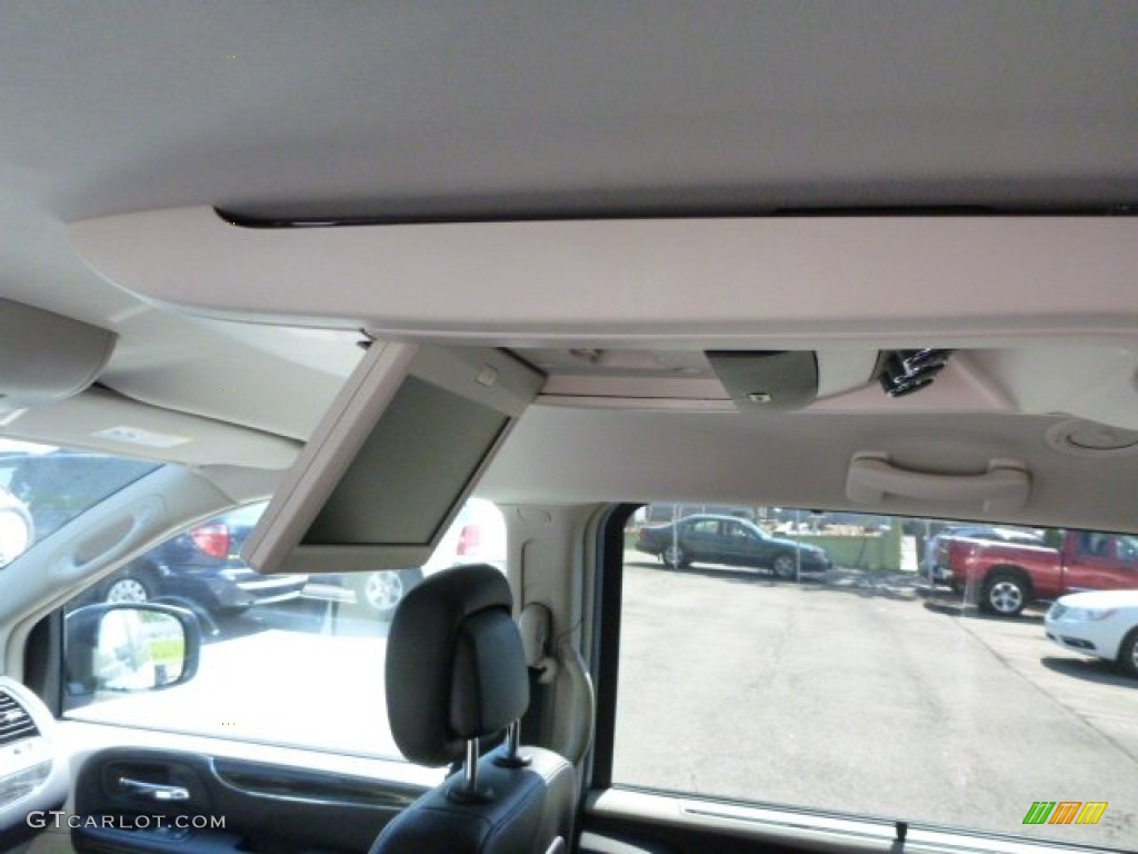 2013 Town & Country Touring - L - Crystal Blue Pearl / Black/Light Graystone photo #13