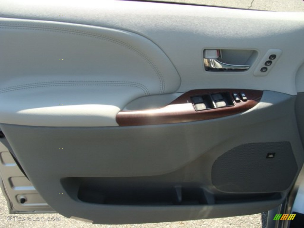2011 Sienna Limited AWD - Silver Sky Metallic / Light Gray photo #6