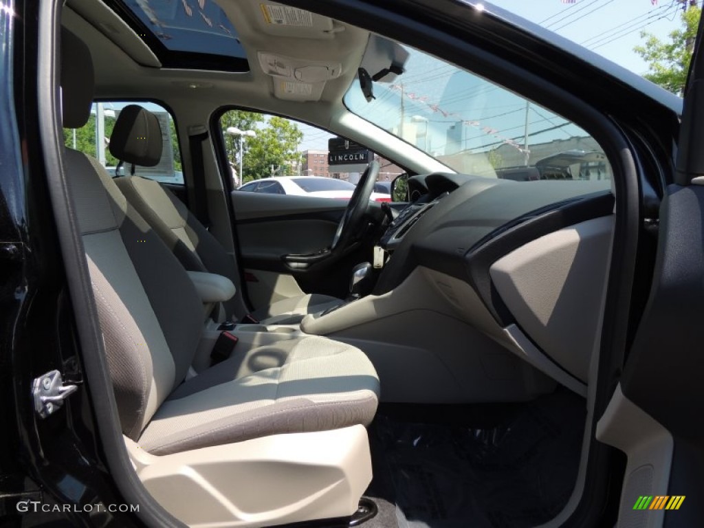 2012 Focus SE 5-Door - Black / Stone photo #13