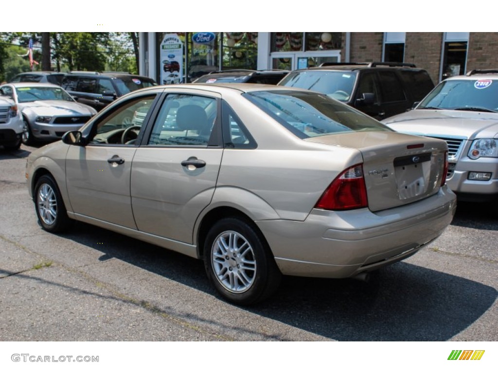 2006 Focus ZX4 SES Sedan - Pueblo Gold Metallic / Dark Pebble/Light Pebble photo #3