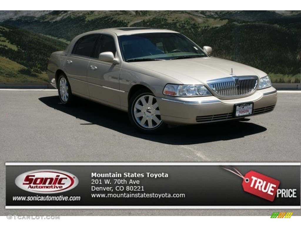 2005 Town Car Signature Limited - Light French Silk Clearcoat / Light Parchment/Medium Dark Parchment photo #1