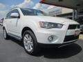 Diamond White Pearl 2013 Mitsubishi Outlander SE