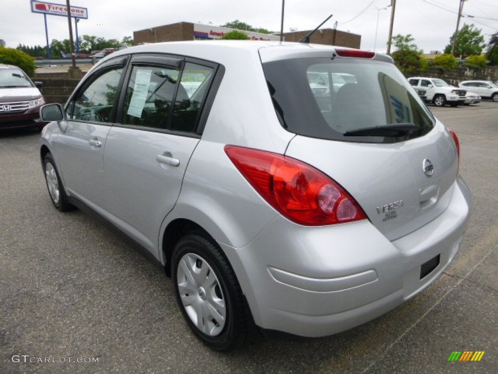 2011 Versa 1.8 S Hatchback - Brilliant Silver Metallic / Charcoal photo #3