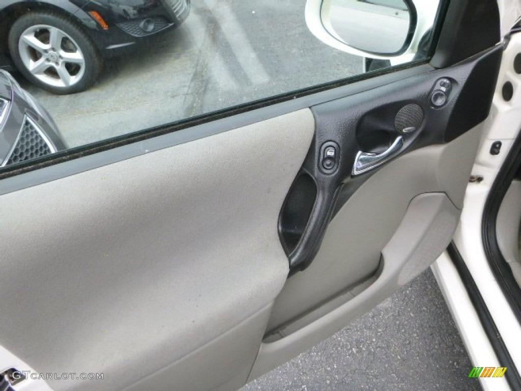 2005 L Series L300 Sedan - Cream White / Grey photo #11
