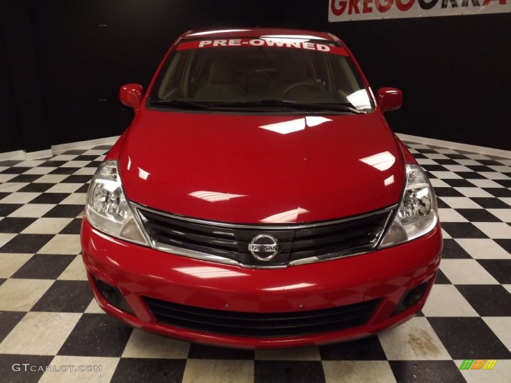 2010 Versa 1.8 S Hatchback - Red Alert / Beige photo #2