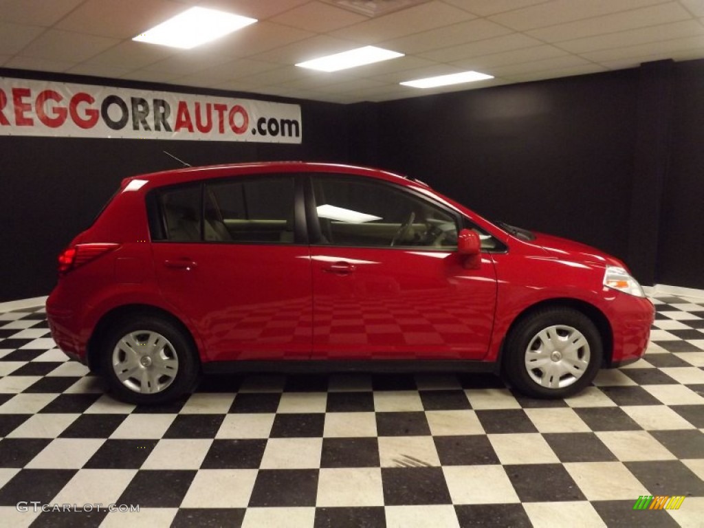 2010 Versa 1.8 S Hatchback - Red Alert / Beige photo #8