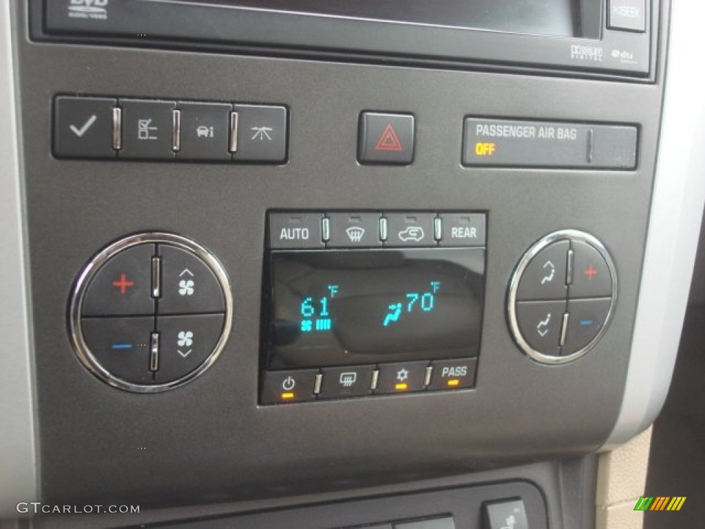 2009 Chevrolet Traverse LT Controls Photo #81816255