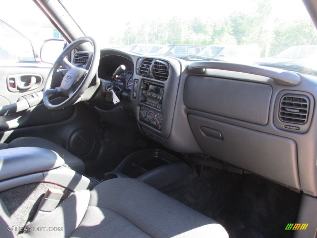 2004 Blazer LS 4x4 - Light Pewter Metallic / Graphite Gray photo #19