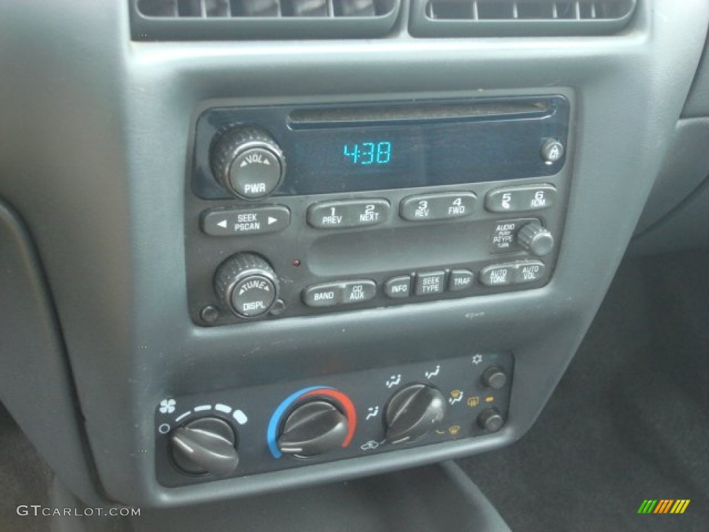 2004 Cavalier LS Coupe - Summit White / Graphite photo #21