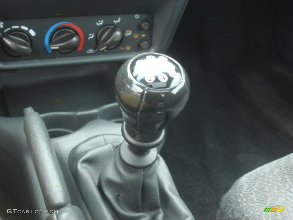 2004 Cavalier LS Coupe - Summit White / Graphite photo #22
