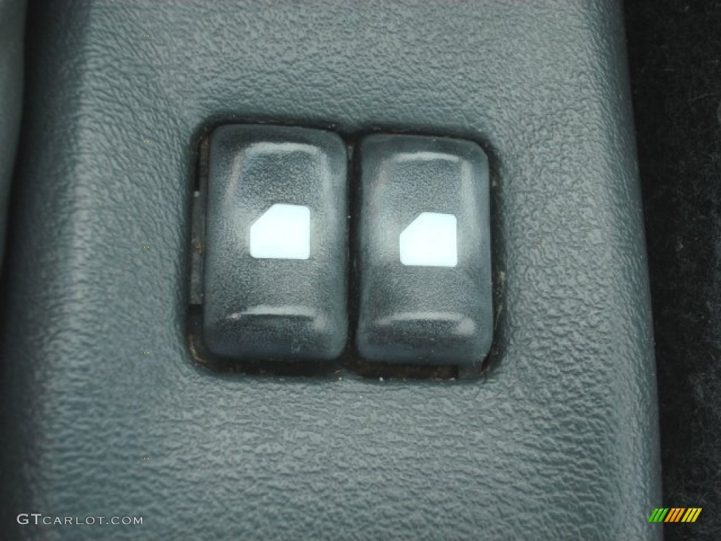 2004 Cavalier LS Coupe - Summit White / Graphite photo #23