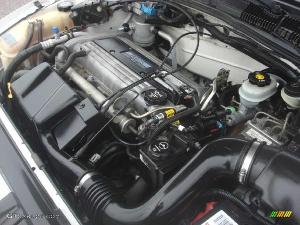 2004 Cavalier LS Coupe - Summit White / Graphite photo #28