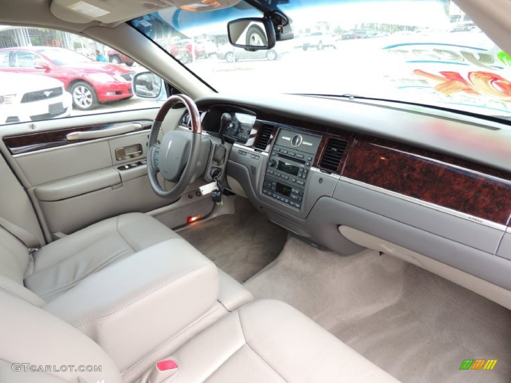 2011 Town Car Signature Limited - Light Ice Blue Metallic / Medium Light Stone photo #6