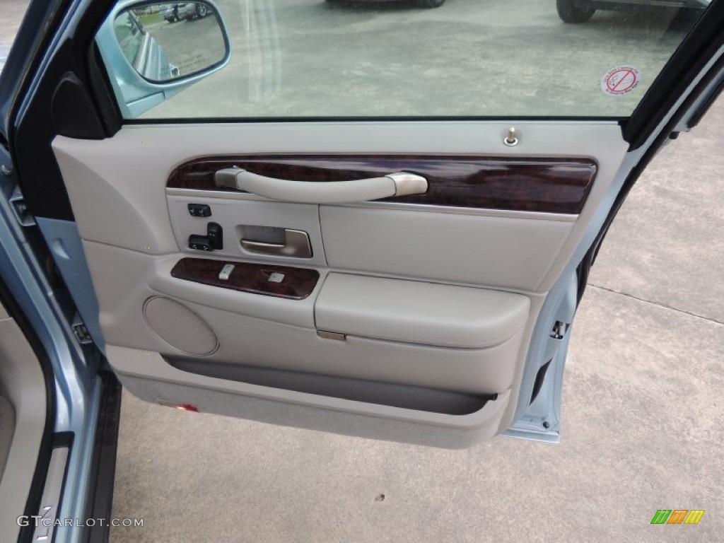 2011 Town Car Signature Limited - Light Ice Blue Metallic / Medium Light Stone photo #7