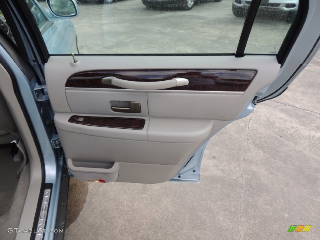 2011 Town Car Signature Limited - Light Ice Blue Metallic / Medium Light Stone photo #9