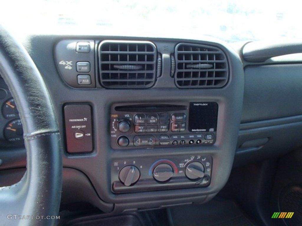2001 Chevrolet S10 ZR2 Extended Cab 4x4 Controls Photo #81845434