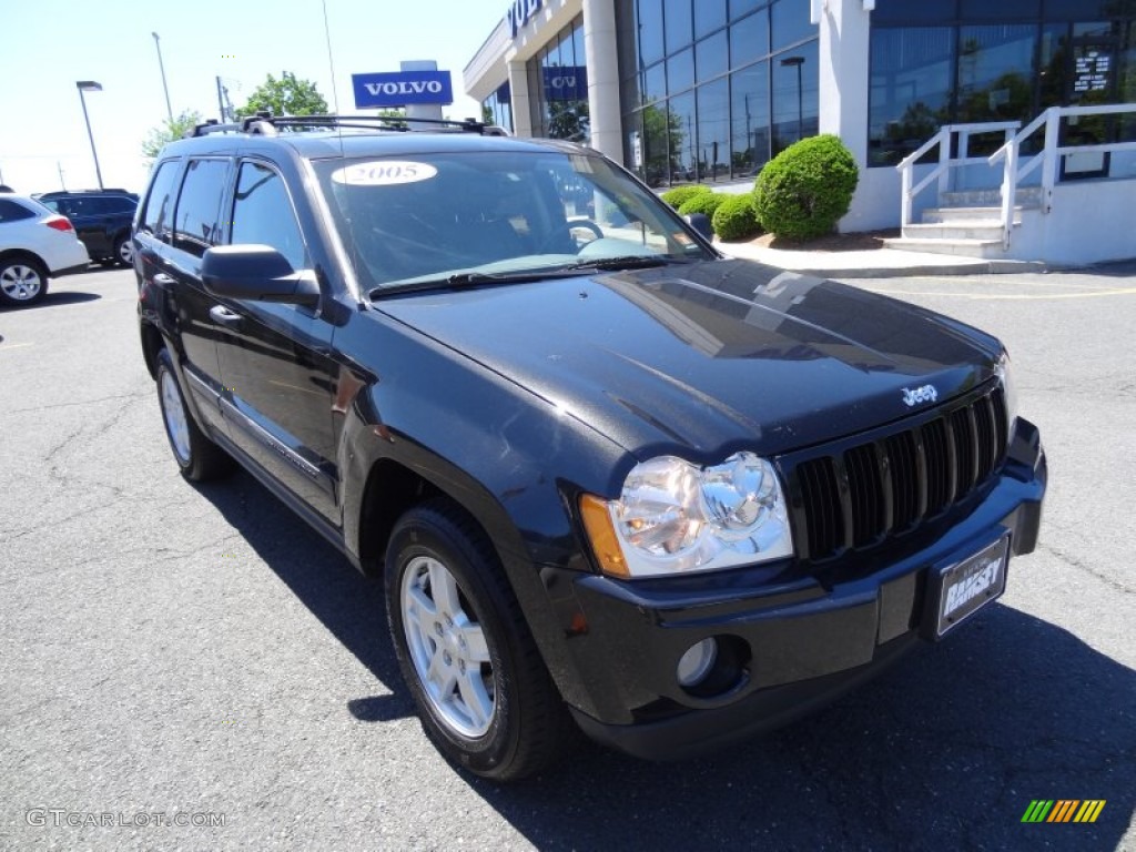 2005 Grand Cherokee Laredo 4x4 - Brilliant Black Crystal Pearl / Medium Slate Gray photo #1