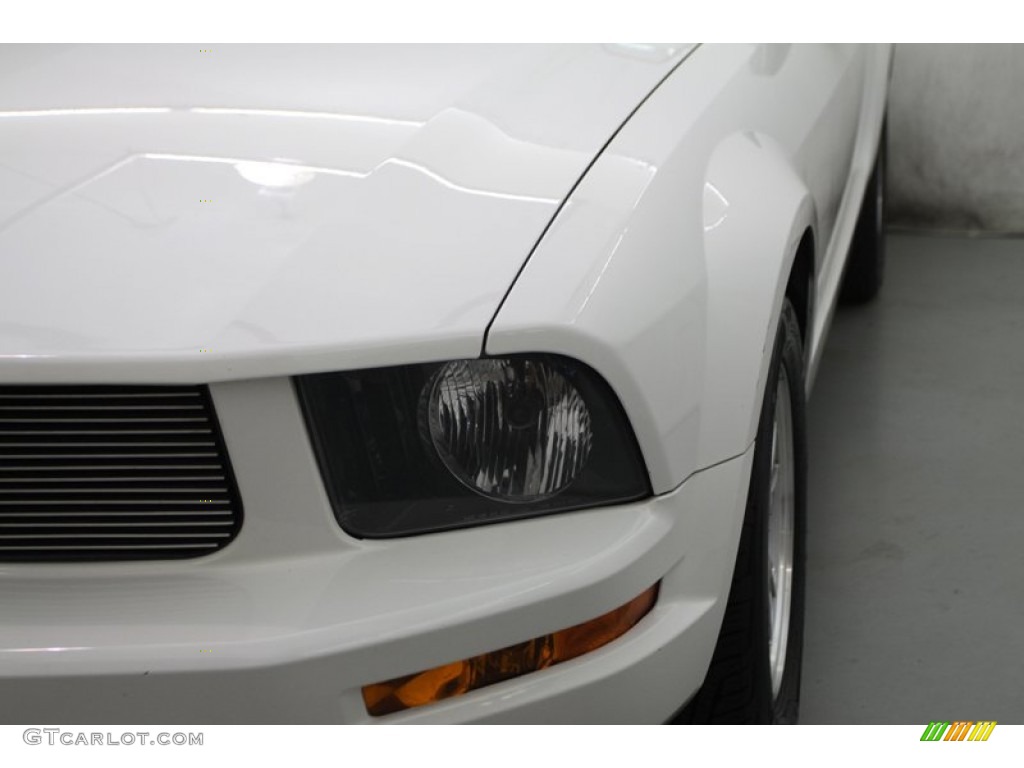 2006 Mustang V6 Deluxe Coupe - Performance White / Light Parchment photo #10