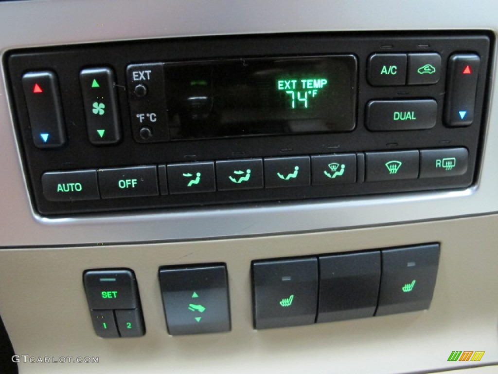 2010 Mercury Mountaineer V8 Premier AWD Controls Photo #81903477
