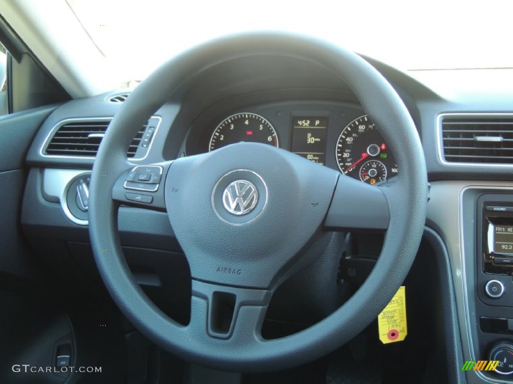 2013 Volkswagen Passat 2.5L S Titan Black Steering Wheel Photo #81903641
